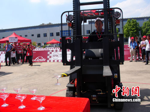 叉車比賽視頻，賽場上的友情與激情展現(xiàn)！