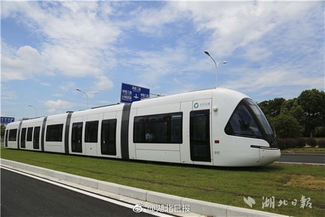 光谷有軌電車最新進展，電車上的家庭溫馨之旅與友情交織的旅程